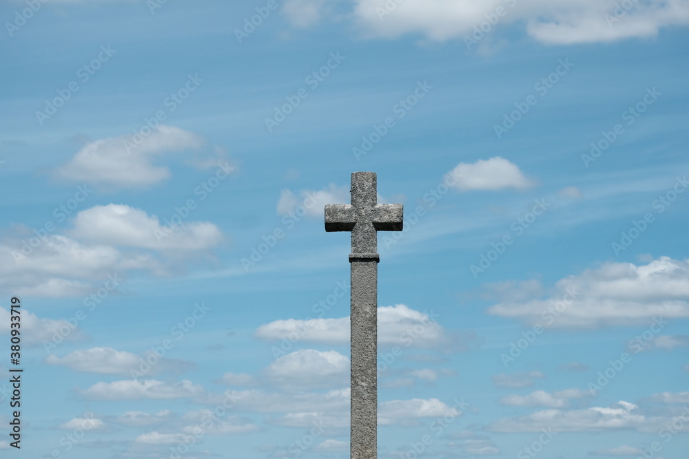 Croix chrétienne en granit .