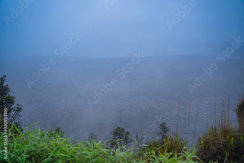 霧がかった平野