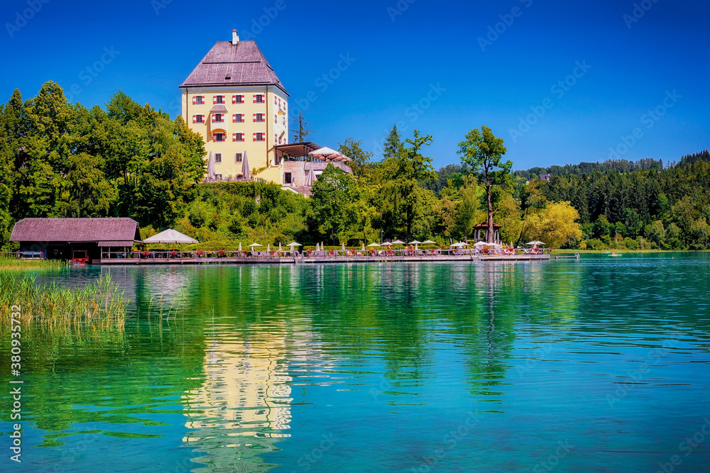 Fuschlsee mit Schloss Fuschl im Salzkammergut bei Salzburg, Österreich