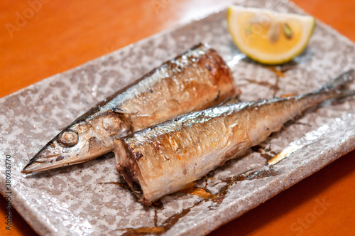 秋刀魚 皿に盛り付けた焼き魚のクロースアップ 