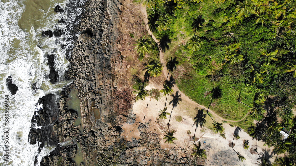 Obraz premium The amazing nature of Itacaré city, in Bahia. Beautiful beaches, palm trees and good waves. Shot with drone.