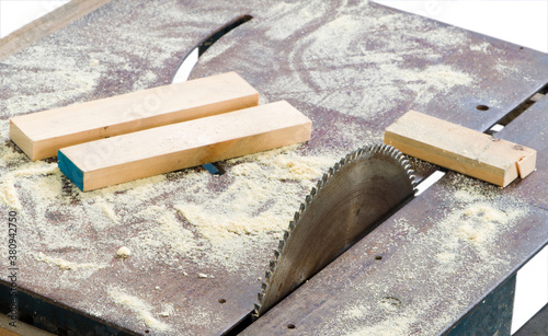 A circular saw is a tool for carpenters who want to cut wood into various sizes as needed.