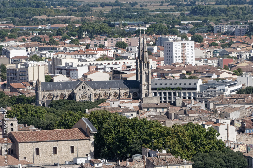  Ville de Nîmes et l'église Saint-Baudile vue panoramique de la tour Magne - Gard - France