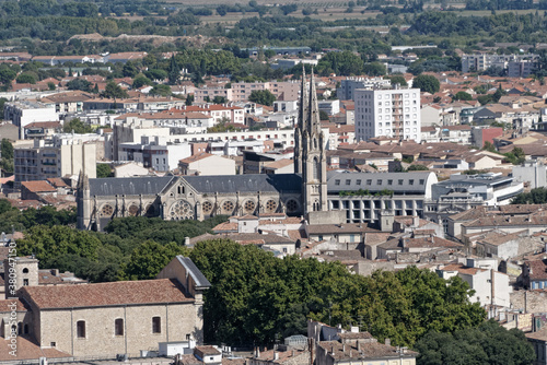 Fototapeta Naklejka Na Ścianę i Meble -   Ville de Nîmes et l'église Saint-Baudile vue panoramique de la tour Magne - Gard - France