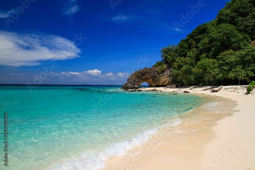 Khai Island has beautiful beaches, clear water, and blue skies. Suitable for travel in the summer. Located in Tarutao National Park, Satun province, southern Thailand.