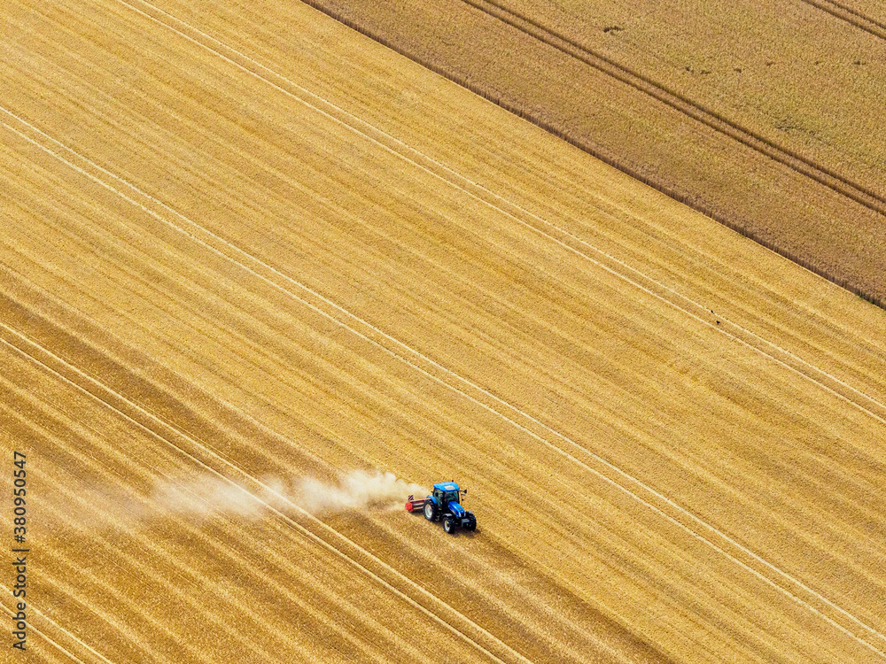 vue aérienne d'un tracteur dans un champ à Corbeville dans les Yvelines en France vue aérienne d'un tracteur dans un champ à Corbeville dans les Yvelines en France