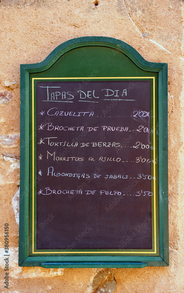 Pizarra con las tapas del día escritas en tiza en un bar español Stock  Photo | Adobe Stock