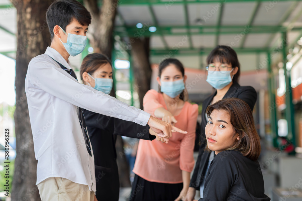 Obraz premium Group of Young asian people wearing a mask and wearing no mask. Coronavirus epidemic protection. Stop pandemic concept.