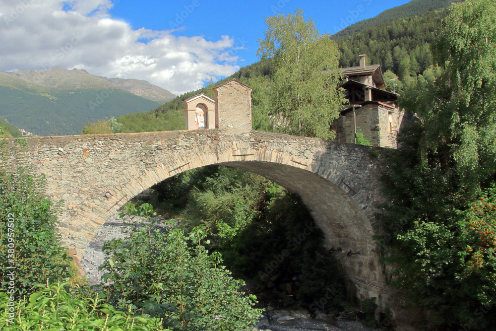 Obraz premium PONTE DI PIETRA A BORMIO ITALIA, STOE BRIDGE IN BORMIO ITALLY 