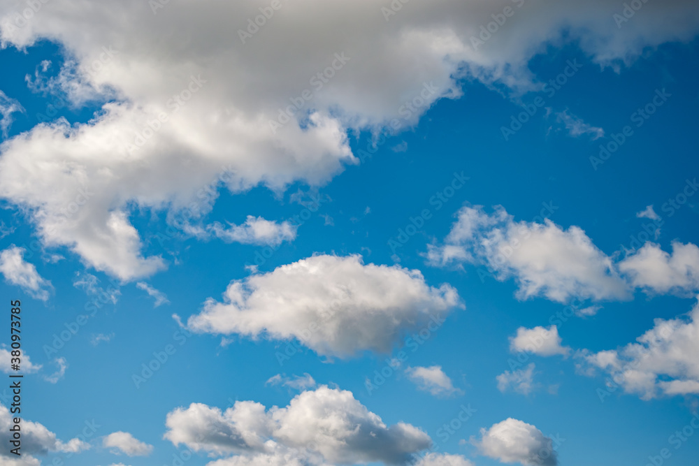 Obraz premium Blue sky background with a tiny clouds