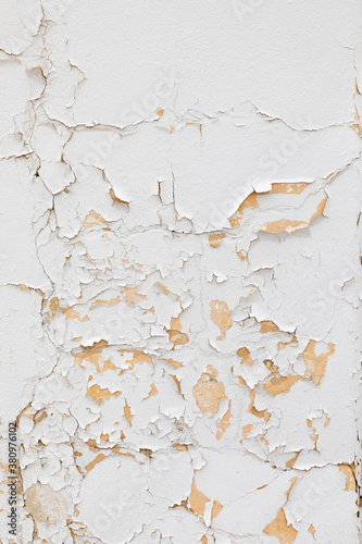 Foto white old paint is peeling of a wall but gives an harmonic symbol