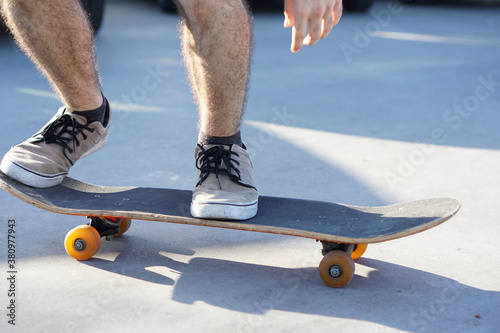 Primer plano de unos pies sobre una tabla de skateboard en un día soleado