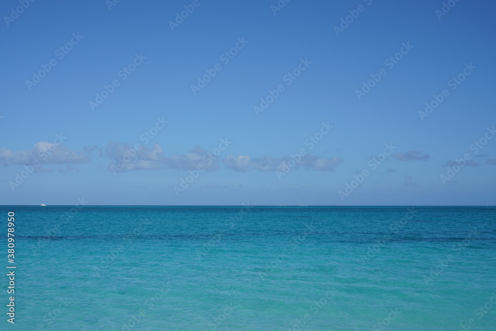 カリブ海の空と海の青
