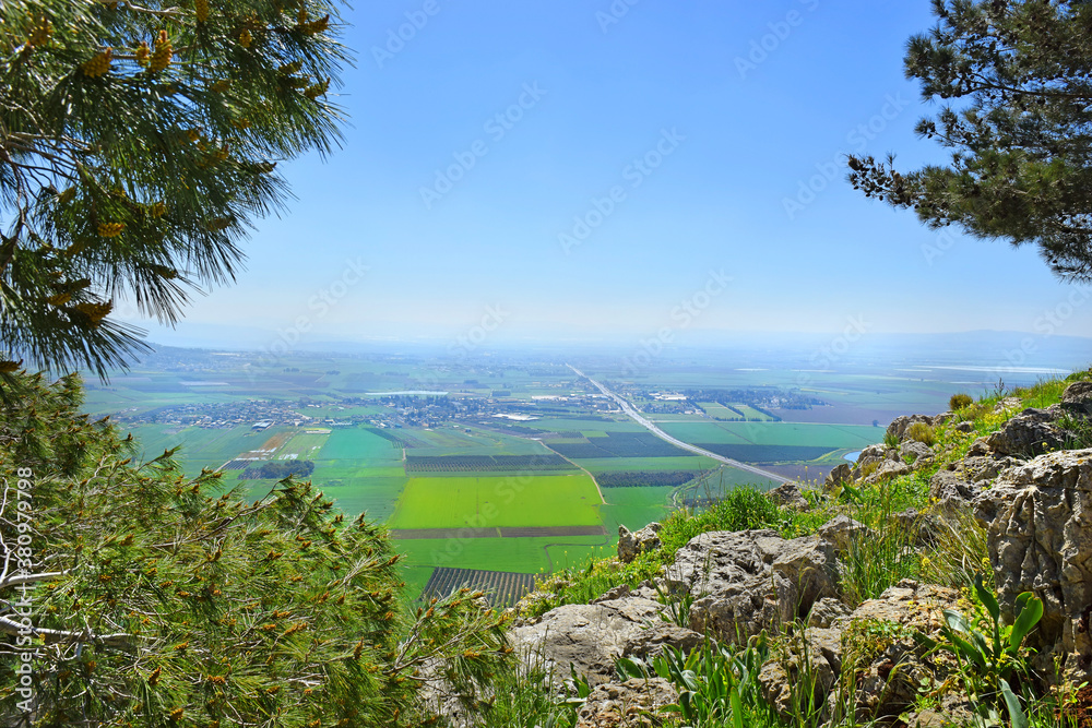 Φωτογραφία views of the Jezreel Valley from the heights of Mount Precipice, located just ou