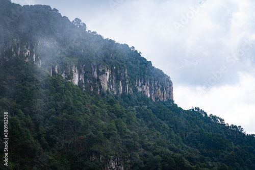 Ligera niebla cubre una montaña