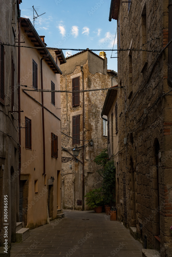 Leere Straße in der Altstadt von Pitigliano in der Toskana in Italien