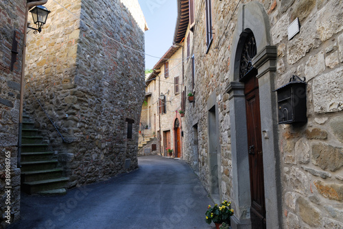 Fototapeta Naklejka Na Ścianę i Meble -  Street in the hillside town of Doglio in southern Umbria Italy
