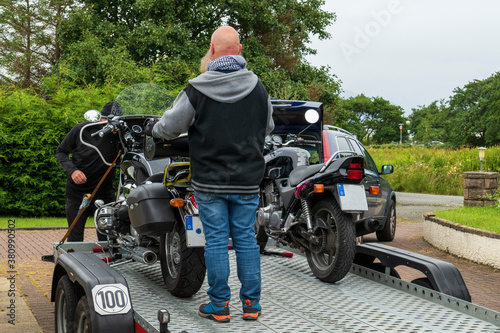 Motorräder werden auf Anhänger verladen