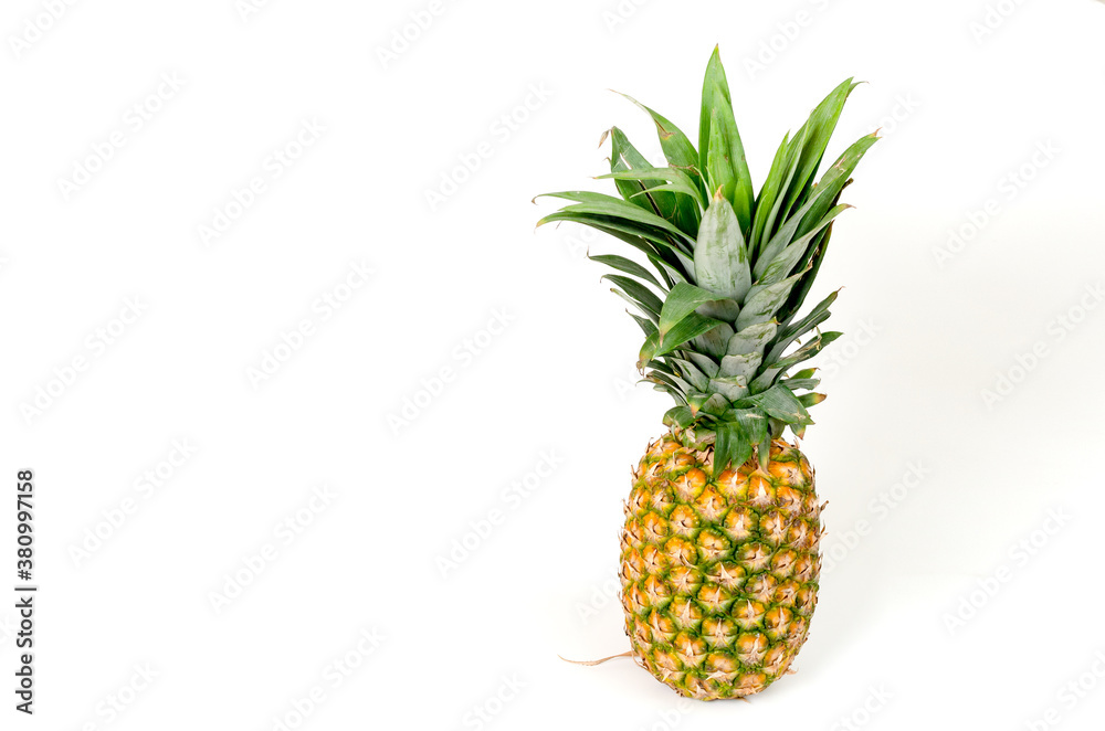 Piña, aislada sobre fondo blanco, recortable Piña, aislada sobre fondo blanco, recortable