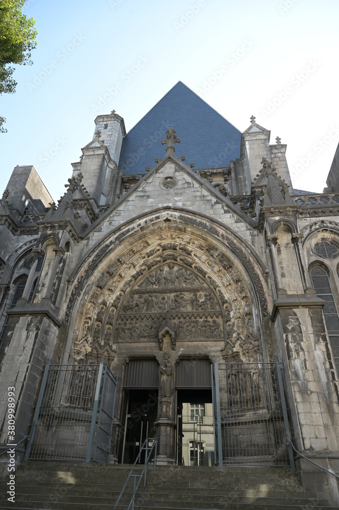 L'entré sur le côté droit de la Cathédrale Notre-Dame-de-la-Treille de Lille.