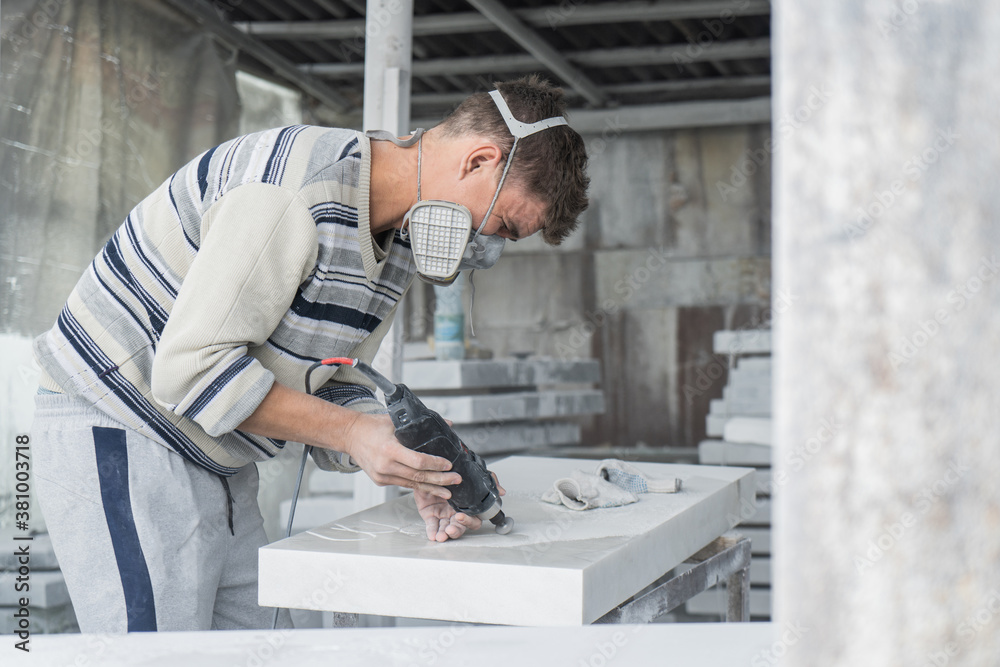 The master engraves the tombstone. Stone processing The master engraves the tombstone. Stone processing
