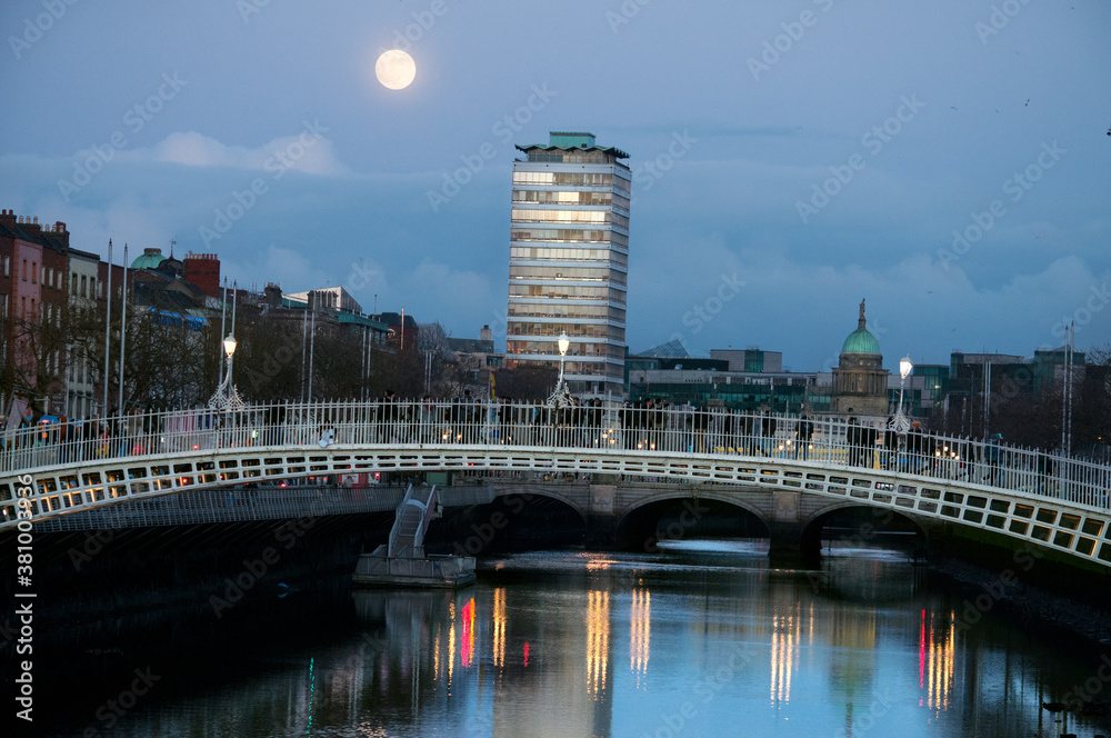 Full moon in Dublin