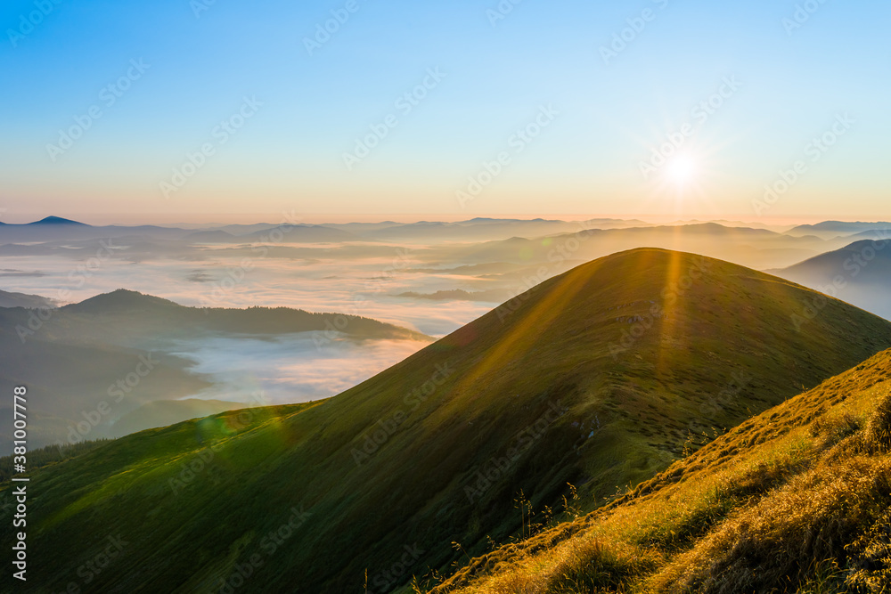 Obraz premium Morning landscape in the mountains