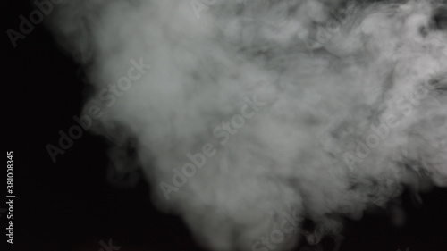 Realistyczna nakładka chmur dymu z suchego lodu mgła idealna do komponowania w twoich ujęciach. Po prostu wrzuć i zmień tryb mieszania na ekran lub dodaj.