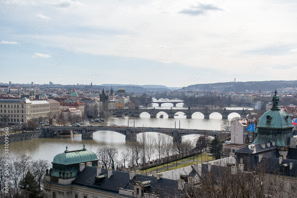 Blick auf die Moldau mit ihren Brücken in Prag 