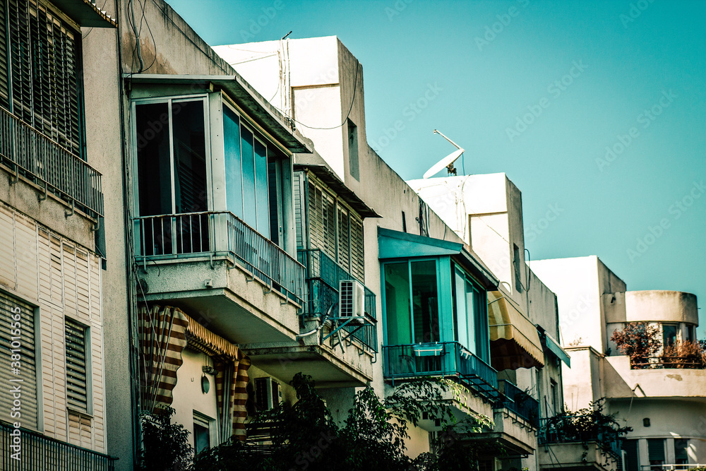 Obraz premium View of the facade of a modern building in the streets of Tel Aviv in Israel