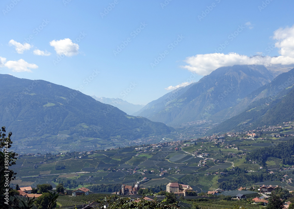 Blick vom Schenner Waalweg über das Passeier-Tal ins Vinschgau Blick vom Schenner Waalweg über das Passeier-Tal ins Vinschgau