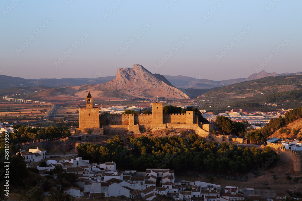 Obraz premium Castillo y detrás Peña de los enamorados al atardecer, Antequera, Andalucía, España