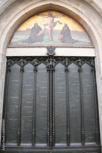 95 Disputationsthesen von Martin Luther an der Thesentür der Schlosskirche in Wittenberg, Sachsen-Anhalt