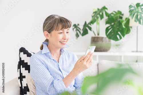 スマートフォンを見るシニア女性