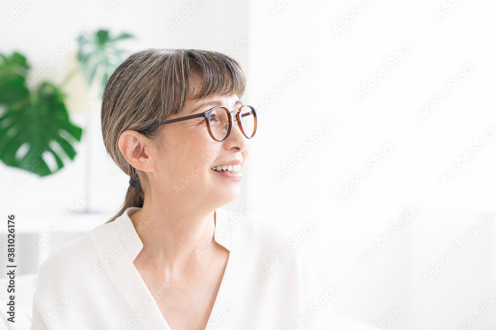 部屋でリラックスするシニア女性 部屋でリラックスするシニア女性