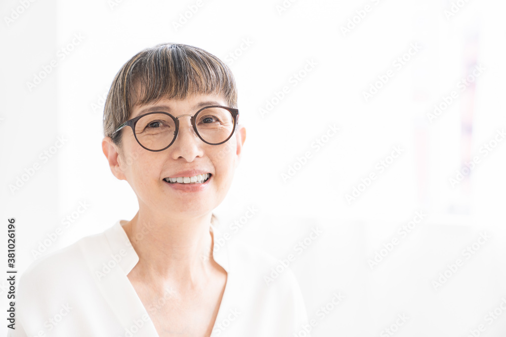 部屋でリラックスするシニア女性 部屋でリラックスするシニア女性
