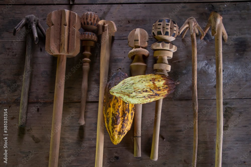 Vainas de cacao sobre cucharas de madera tradicionales prehispánicas,  chocolate mexicano Stock Photo | Adobe Stock