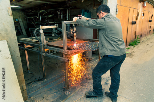 Plasma sheet metal cutting operator on a rack