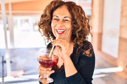 Foto Middle age beautiful brunette woman smiling happy and confident
