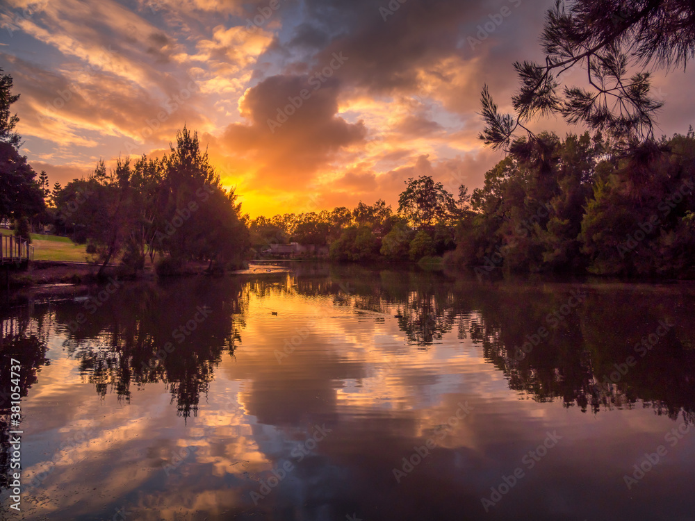Obraz premium Beautiful Lakeside Sunrise with Waterbirds and Reflections