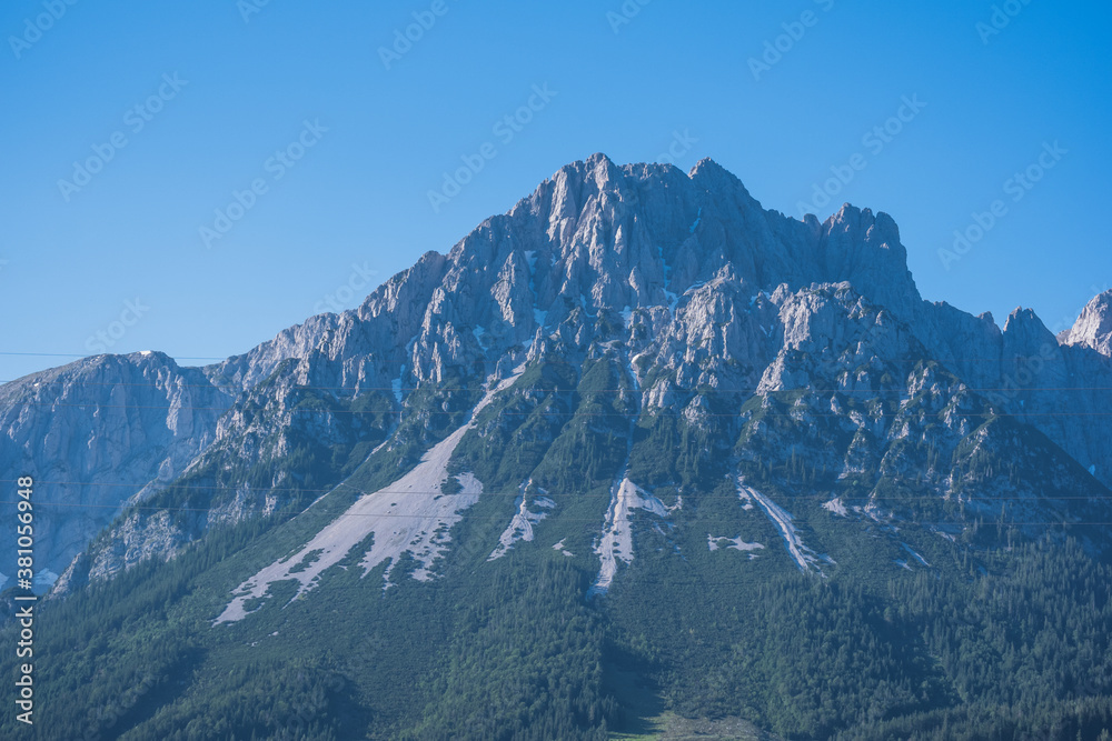 der gesamte Hackenkopf in Gebirgszug Wilder Kaiser in den Tiroler Alpen in der Abendsonne