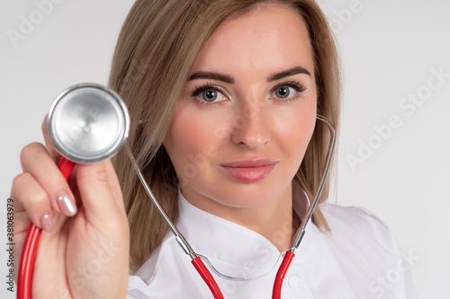 The girl doctor looks at th...