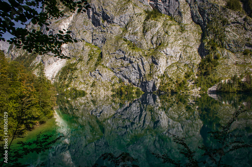 Spiegelund der Alpen im Wasser des Sees bei sch  nem Wetter