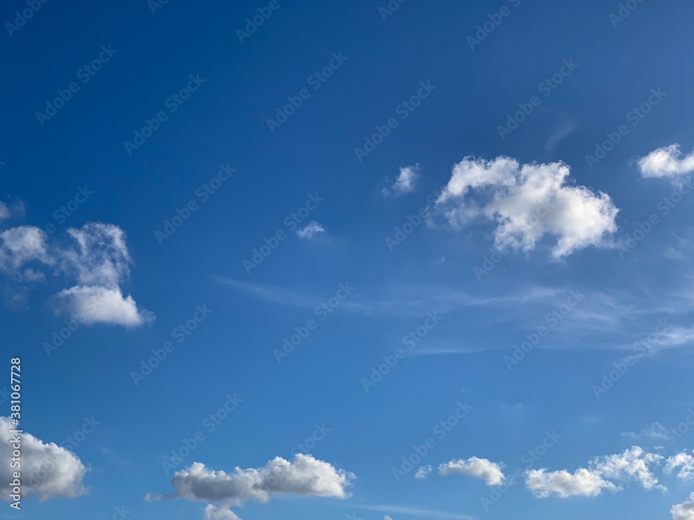 Obraz premium Beautiful blue sky with cumulus clouds.