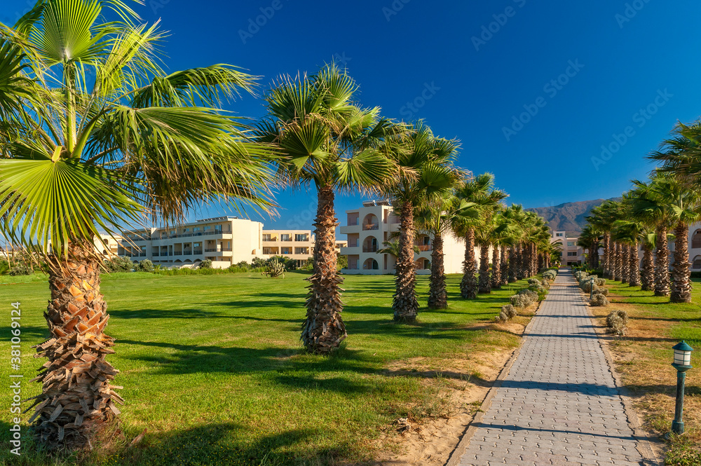 Die leere Promenade einer Hotelanlage zu Coronazeiten