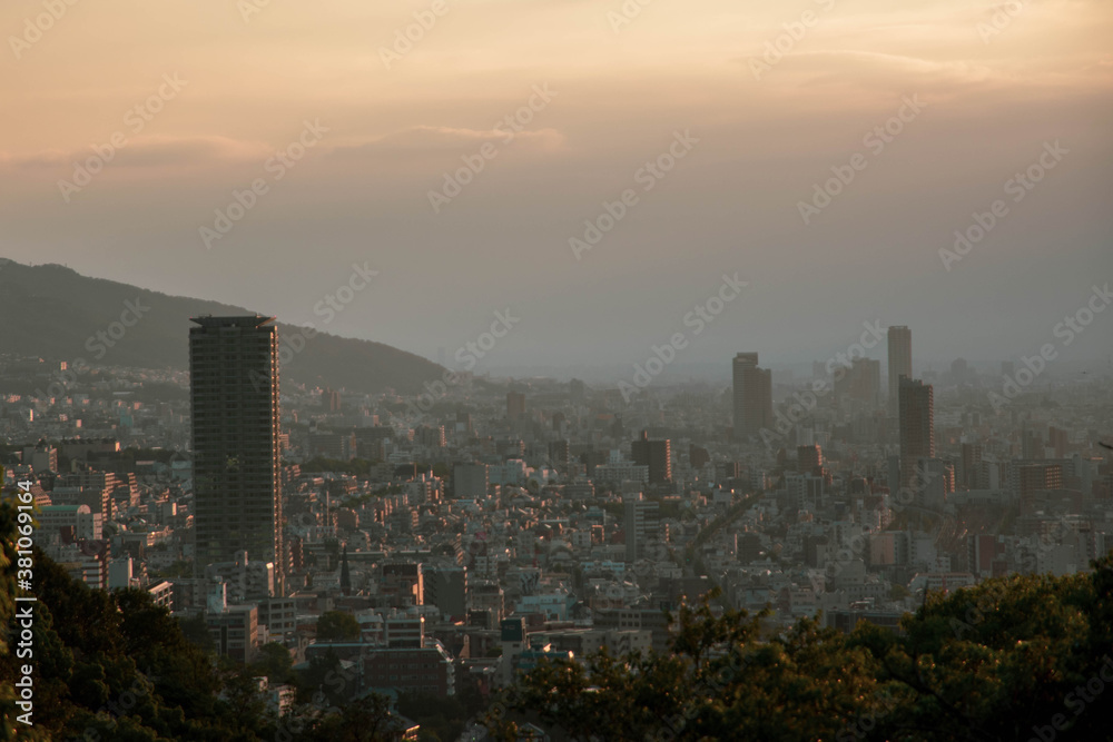明け方神戸の山手諏訪山公園ヴィーナスブリッジより神戸市街を望む。朝靄に包まれて高層ビルが幻想的。