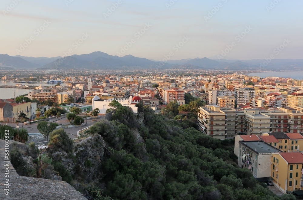 Milazzo - Panorama del borgo da Via dei Castriciani all'alba