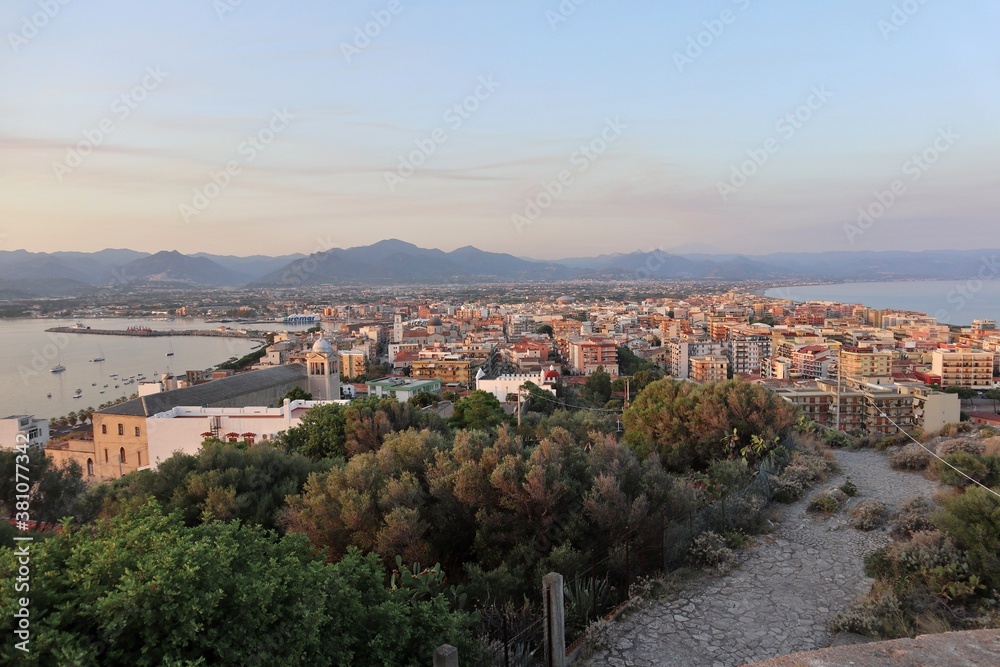 Milazzo - Panorama del borgo dal fortino all'alba