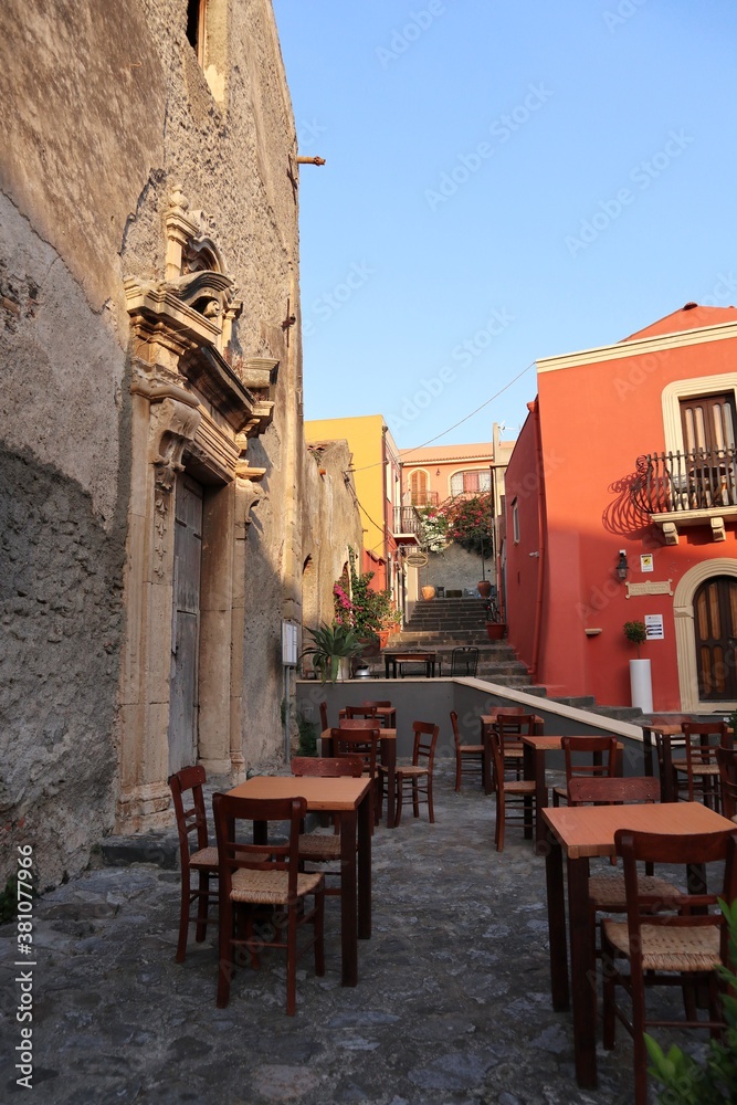 Milazzo - Tavolini in Piazza San Gaetano all'alba