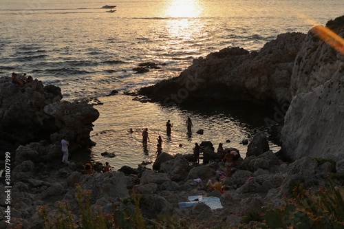 Milazzo - Turisti ala Piscina di Venere al tramonto